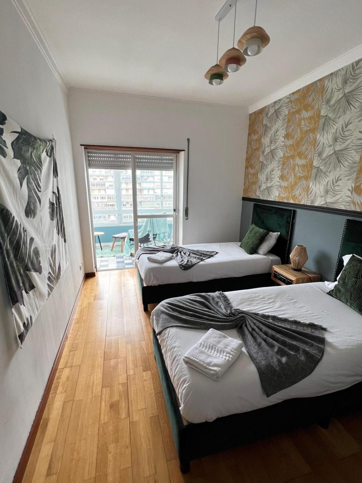 Cozy Apartment In Central Almada W Swing Chairs Eksteriør bilde